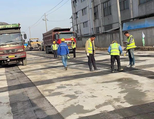 行唐老材料的新故事：玻璃纤维土工格栅如何在‘白改黑’浪潮中重获新生？