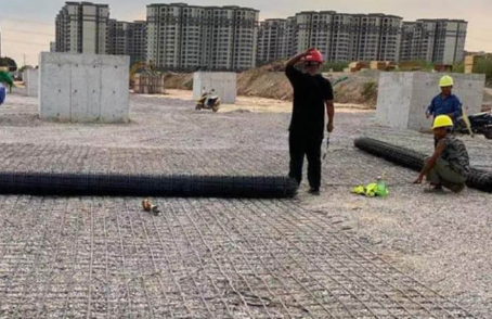 行唐土工格栅铺设前地基要怎么处理？